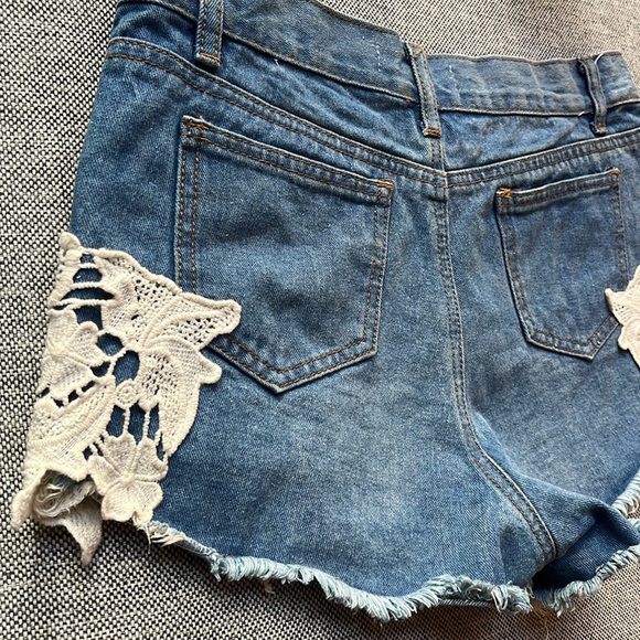 🩵 Vintage High Wasted Denim Shorts with Lace detailing , Size Large - Picture 17 of 17